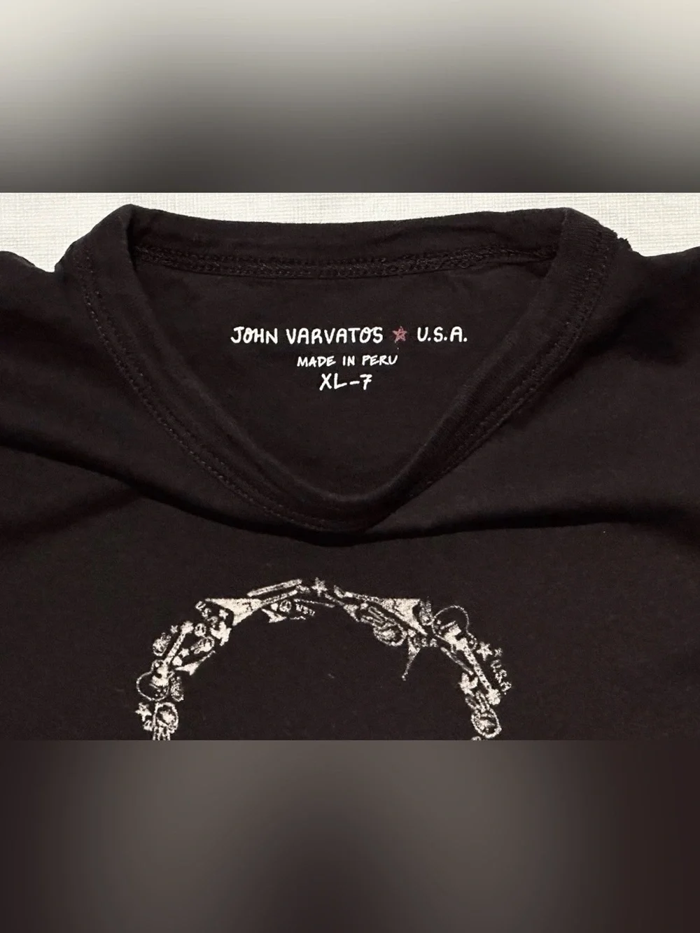 JOHN VARVATOS T SHIRT YOUNG BOYS XL / 7 SKULL & BONES GUITAR RARE DESIGNER TEE